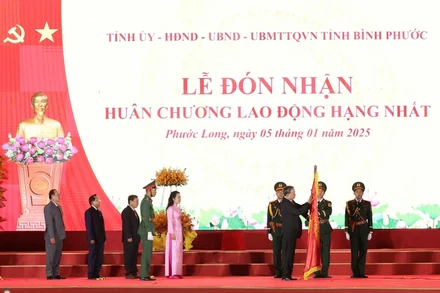 Tổng Bí thư Tô Lâm trao tặng Huân chương Lao động hạng Nhất cho Đảng bộ, chính quyền và nhân dân thị xã Phước Long. (Ảnh: TTXVN)