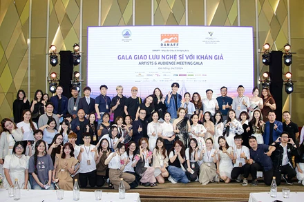 Các nghệ sĩ và khán giả trong đêm Gala giao lưu. (Ảnh: ANH VŨ)