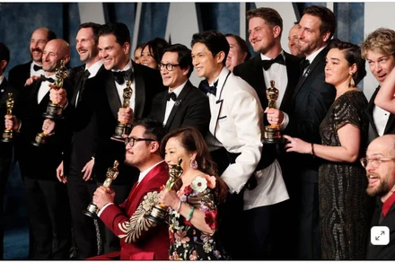 Đoàn làm phim "Everything Everywhere All at Once" nhận giải Oscar. (Ảnh: Reuters)