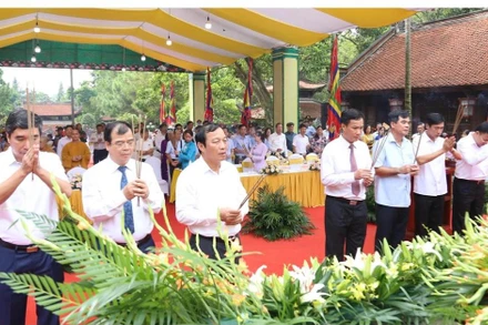 Lãnh đạo tỉnh Hải Dương dâng hương tưởng niệm Anh hùng dân tộc, Danh nhân văn hóa thế giới Nguyễn Trãi.