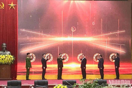 Đại tướng Tô Lâm, Bộ trưởng Công an, Bộ trưởng Tài nguyên và Môi trường Trần Hồng Hà và các đại biểu tham gia ấn nút kết nối cơ sở dữ liệu.