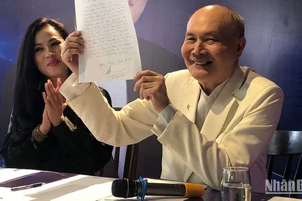 Nhạc sĩ Vũ Thành An công bố và trao bức thư trao tác quyền cho ca sĩ Ngọc Châm.