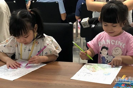 Các bạn nhỏ vẽ tranh minh họa trong một hoạt động của Góc đọc cuối tuần.