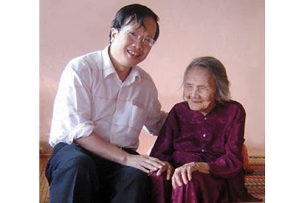 Nhà điêu khắc Đinh Gia Thắng trong một lần đến thăm mẹ Thứ năm 2006.