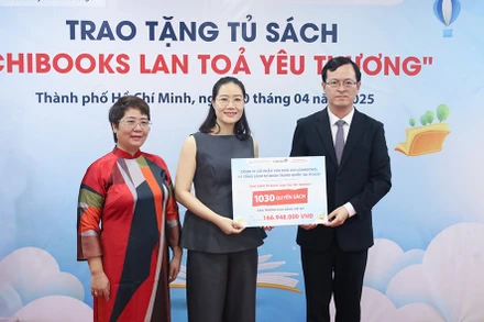 Trao tặng Tủ sách “Lan tỏa yêu thương” cho Trường cao đẳng Việt-Mỹ. (Ảnh: BTC)