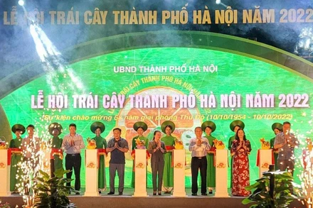 Các đại biểu cắt băng khai mạc Lễ hội trái cây thành phố Hà Nội năm 2022.