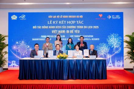 Lễ ký kết hợp tác hưởng ứng Chương trình Kích cầu du lịch "Việt Nam - Đi để yêu". (Ảnh: LINH TÂM)