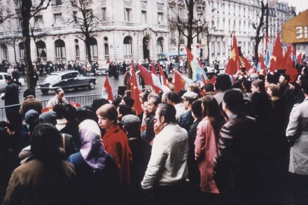 Việt kiều cùng bạn bè Pháp vẫy cờ trên đường phố chung quanh Trung tâm Hội nghị quốc tế Kléber vào ngày ký kết Hiệp định Paris. (Ảnh: Lê Tấn Xuân)