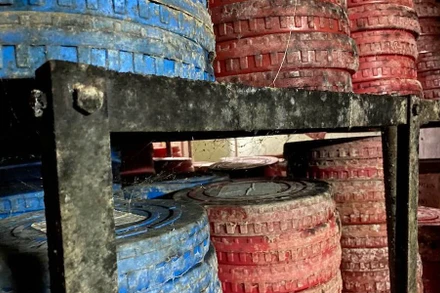 Những cuốn phim được lưu trữ hàng chục năm qua bị hỏng do không bảo quản đúng điều kiện ở Hãng phim truyện Việt Nam. (Ảnh: NSND Nguyễn Thanh Vân)