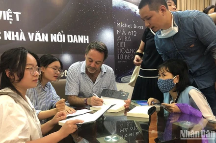 Nhà văn trinh thám Pháp Michael Bussi giao lưu với bạn đọc Việt Nam.
