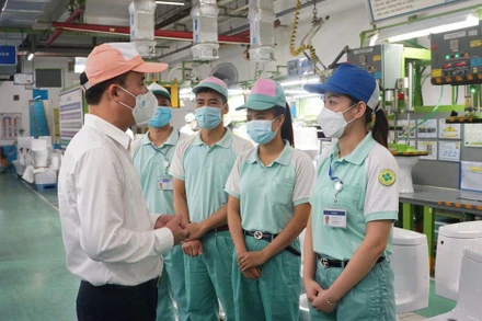 Tổng Giám đốc Bảo hiểm xã hội Việt Nam Nguyễn Thế Mạnh kiểm tra tiến độ thực hiện chi trả cho người lao động từ Quỹ Bảo hiểm thất nghiệp. (Ảnh: Tâm Trung) 