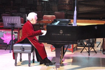 Nghệ sĩ Nhân dân Thái Thị Liên trong một buổi biểu diễn. (Ảnh: Internet)