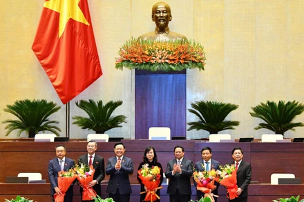 Thủ tướng Phạm Minh Chính và Chủ tịch Quốc hội Vương Đình Huệ chúc mừng Tổng Kiểm toán Nhà nước Ngô Văn Tuấn, Bộ trưởng Y tế Đào Hồng Lan, Bộ trưởng Giao thông vận tại Nguyễn Văn Thắng và các đồng chí Trần Sỹ Thanh, Nguyễn Văn Thể đã hoàn thành tốt nhiệm vụ được giao. 