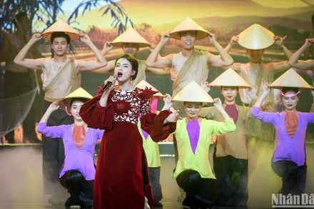 Ca sĩ Phạm Phương Thảo trình diễn trong chương trình. (Ảnh: THÀNH ĐẠT)