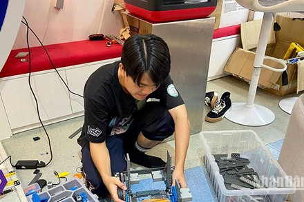 Học sinh thử sức lắp ráp các mô hình robot. (Ảnh: NHẬT QUANG)