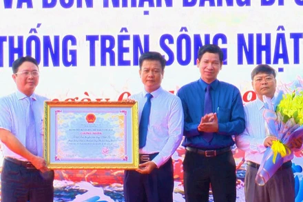 Huyện Quảng Ninh nhận Bằng công nhận di sản văn hóa phi vật thể quốc gia lễ hội đua thuyền truyền thống trên sông Nhật Lệ. 