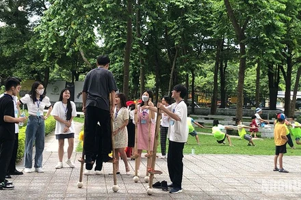 Du khách vui chơi, tham quan tại Bảo tàng Dân tộc học Việt Nam.