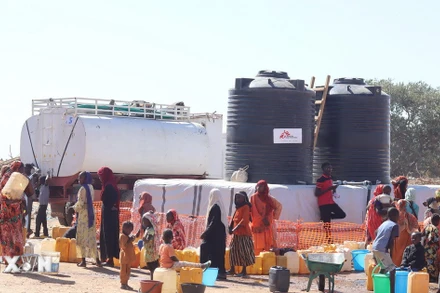 Người tị nạn Sudan sơ tán tránh xung đột sang Adre, CH Chad ngày 7/12/2023. (Ảnh: AFP/TTXVN)