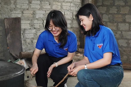 Các đoàn viên chuẩn bị bữa cơm đặc biệt trên ngôi trường vùng cao. (Ảnh: NXB Kim Đồng)