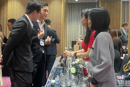 Các nhà cung cấp rượu vang giới thiệu sản phẩm tới đối tác.