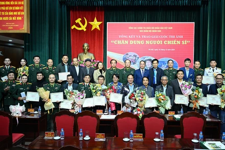 Các tác giả đoạt giải và Ban tổ chức cuộc thi.