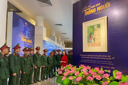 Các cán bộ, chiến sĩ tìm hiểu Trưng bày chuyên đề "Vì lợi ích trăm năm trồng người".