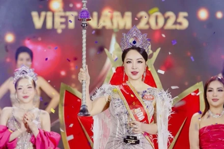 Vương miện Hoa hậu Doanh nhân Việt Nam 2025 gọi tên thí sinh Hoàng Thu Thủy. (Ảnh: BTC)