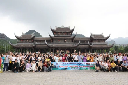 Các thành viên tham gia đoàn khảo sát du lịch Hà Nam.