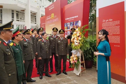 Các đại biểu nghe giới thiệu về Trưng bày chuyên đề. 