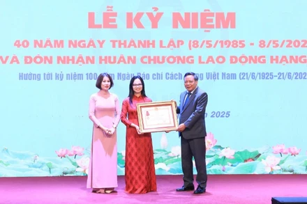 Tạp chí Người Hà Nội đón nhận Huân chương Lao động hạng Nhì. (Ảnh: QUANG THÁI)