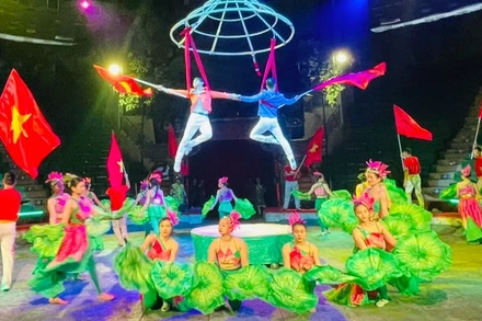 Chương trình có nội dung xuyên suốt ca ngợi Đảng, đất nước và văn hóa truyền thống Việt Nam.