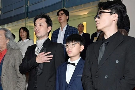 Gia đình nhạc sĩ Văn Cao xúc động khi hát Quốc ca cùng 15.000 người. (Ảnh: BTC)