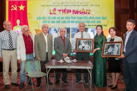 Khu Di tích Chủ tịch Hồ Chí Minh tại Phủ Chủ tịch tiếp nhận hiện vật do gia đình cụ ông Phạm Văn Công trao tặng. (Ảnh: NAM NGUYỄN).