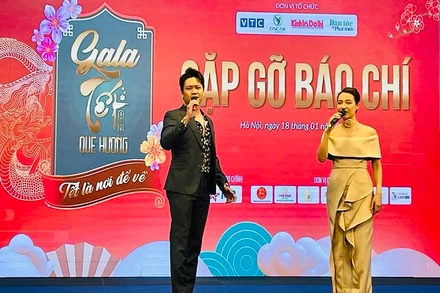 Tiết mục biểu diễn tại buổi gặp gỡ báo chí.