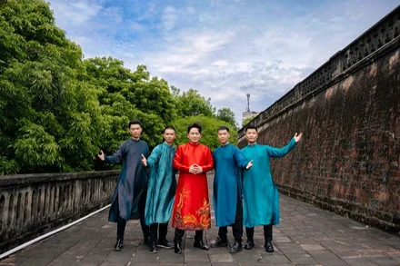 MV "Việt Nam muôn màu" đưa người yêu nhạc đến với nhiều địa điểm nổi tiếng của Hà Nội và Việt Nam. 