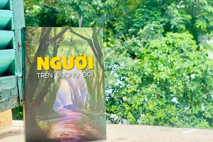Cuốn sách "Người trên đường đời" của nhà báo, nhà văn Hồ Quang Lợi.