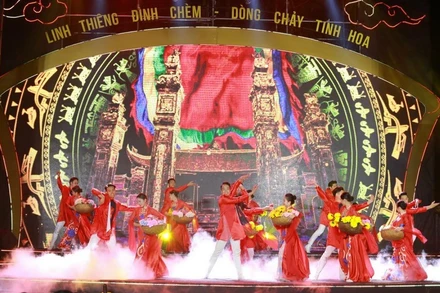 Chương trình mở màn bằng hoạt cảnh “Linh thiêng đình Chèm” được dàn dựng công phu.