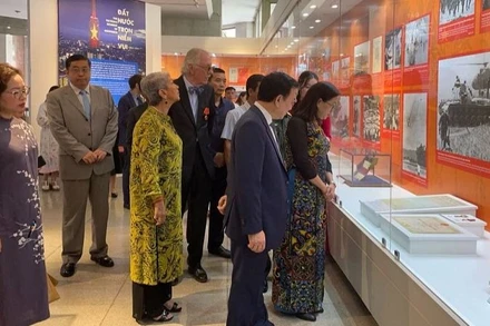 Các đại biểu tham quan Trưng bày "Đất nước trọn niềm vui”.