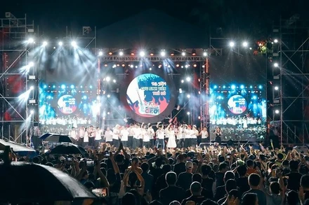 “Dạ hội Cựu sinh viên Thủ đô” đưa khán giả trở về với những năm tháng rực rỡ của tuổi đôi mươi. (Ảnh: Ban tổ chức)