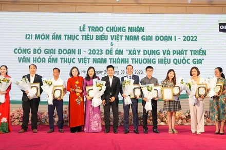 Trao chứng nhận cho đại diện các địa phương có món ẩm thực tiêu biểu.
