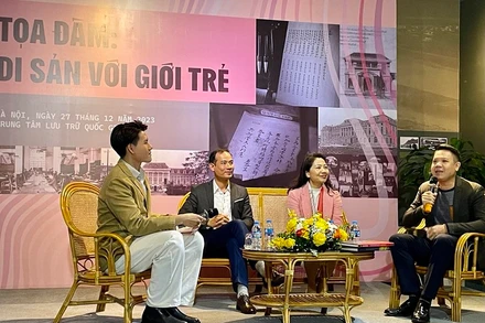 Các diễn giả tham gia trao đổi tại tọa đàm.