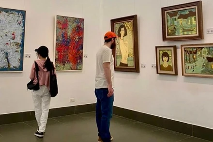 Một góc không gian triển lãm "Ngày rộng".