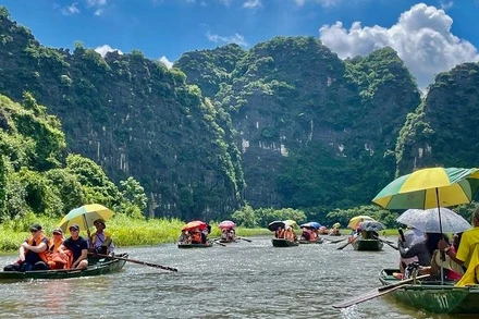 Du khách có xu hướng lựa chọn những hành trình ngắn ngày, tới những điểm du lịch không quá xa trong kỳ nghỉ lễ Quốc khánh. Trong ảnh: Du khách tham quan Tam Cốc, Ninh Bình.