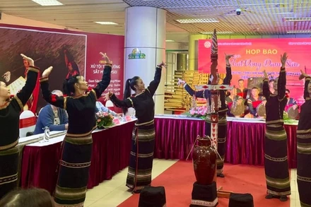 Một tiết mục nghệ thuật biểu diễn tại họp báo. (Ảnh: PV)