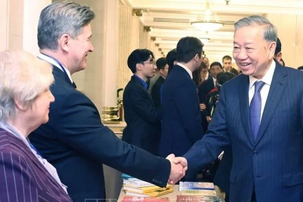 Tổng Bí thư Tô Lâm với các nhân sĩ, trí thức, chuyên gia Nga từng giúp đỡ Việt Nam. (Ảnh: TTXVN) 