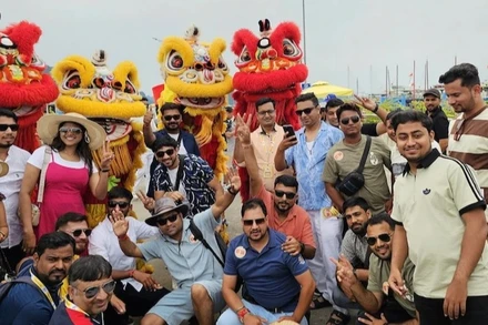 Đoàn du khách Ấn Độ chụp ảnh lưu niệm trước khi lên tàu tham quan vịnh Hạ Long. (Ảnh: nhandan.vn)