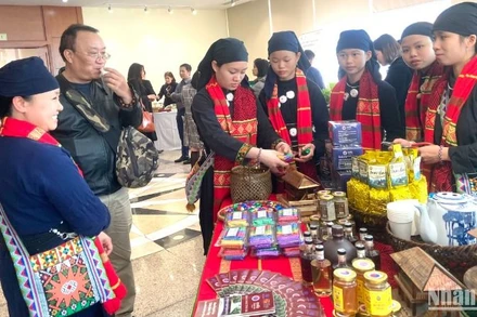 Giới thiệu trà và các sản phẩm OCOP của tỉnh Thái Nguyên tại hội nghị. (Ảnh: HUY LÊ)