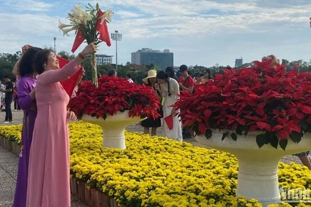 Quảng trường Ba Đình là điểm đến thu hút đông đảo người dân và du khách.