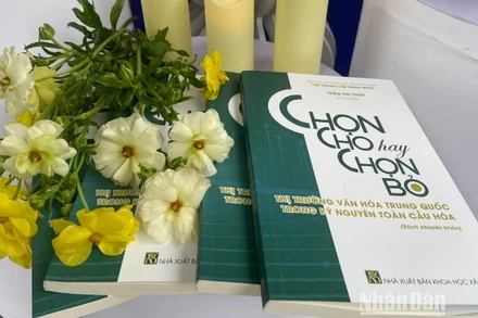 Cuốn sách “Chọn cho hay chọn bỏ - Thị trường văn hóa Trung Quốc trong kỷ nguyên toàn cầu hóa”. (Ảnh: HUY LÊ)