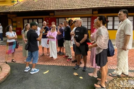 Khách quốc tế tham quan Khu di tích Chủ tịch Hồ Chí Minh tại Phủ Chủ tịch vào quý 1/2025. (Ảnh: HÀ THANH)